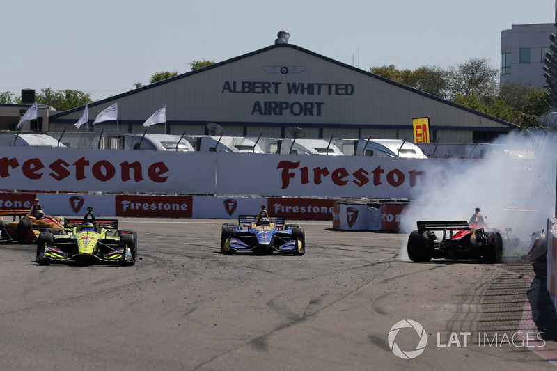 Sébastien Bourdais, Dale Coyne Racing with Vasser-Sullivan Honda takes the lead after Robert Wickens, Schmidt Peterson Motorsports Honda and Alexander Rossi, Andretti Autosport Honda crash in turn one