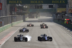 Ромен Грожан, Haas F1 Team VF-17, Паскаль Верляйн, Sauber C36-Ferrari