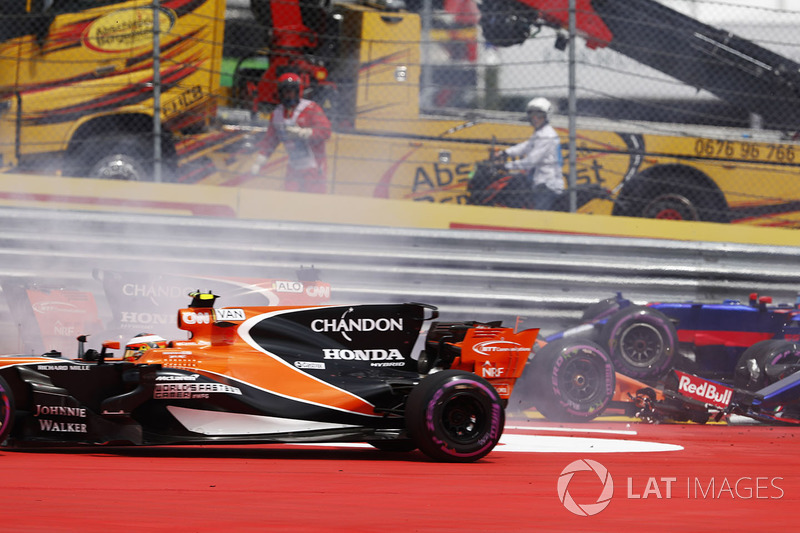 Stoffel Vandoorne, McLaren MCL32 yanında  Daniil Kvyat, Scuderia Toro Rosso STR12, ve Fernando Alons