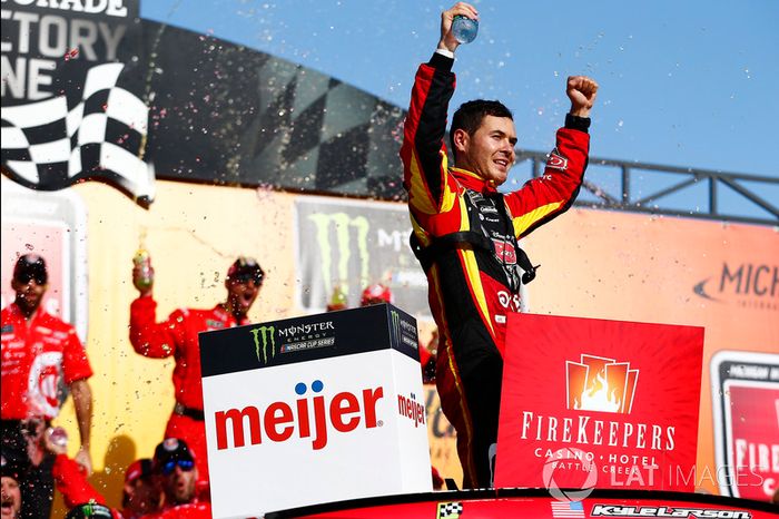 Kyle Larson venceu pela segunda vez na temporada da NASCAR Cup Series de 2017. O novo triunfo veio na etapa de Michigan, neste domingo.