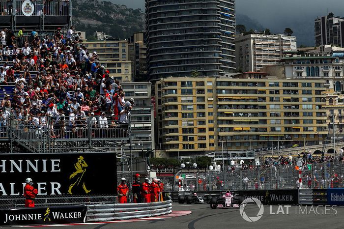 Esteban Ocon, Force India VJM10 y Kevin Magnussen, Haas VF-17