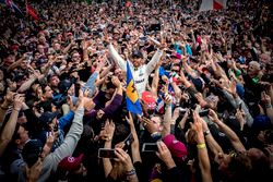 El ganador Lewis Hamilton, Mercedes AMG F1 con los fans