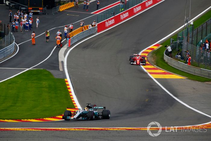 Lewis Hamilton, Mercedes AMG F1 W08, Sebastian Vettel, Ferrari SF70H