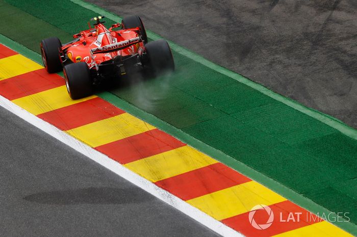 Kimi Raikkonen, Ferrari SF70H, se sale de los límites de la pista