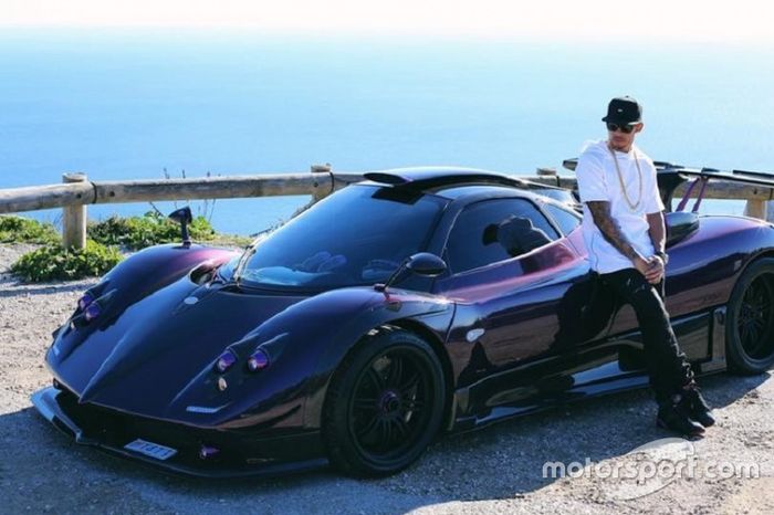 Lewis Hamilton con su Pagani Zonda 760LH