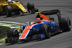 Esteban Ocon, Manor Racing MRT05; Kevin Magnussen, Renault Sport F1 Team RS16