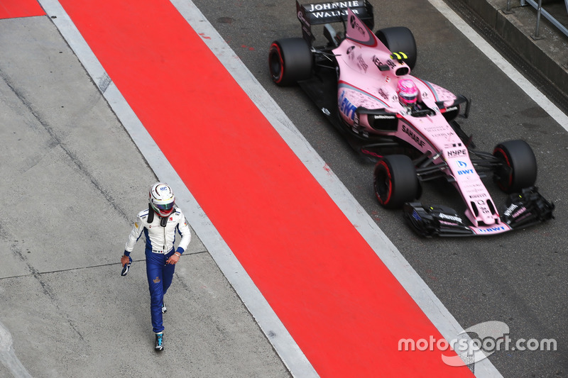 После аварии: гонщик Sauber Антонио Джовинацци и Эстебан Окон, Force India VJM10