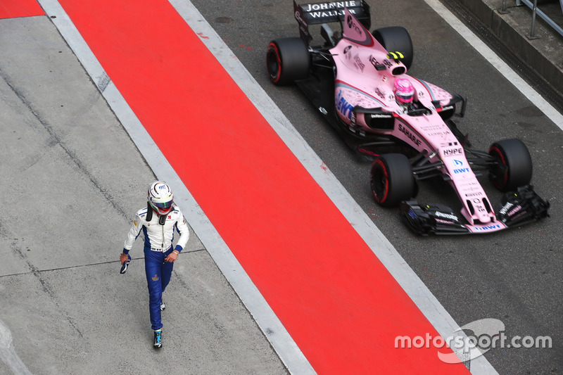 Antonio Giovinazzi, Sauber C36, dépassé par Esteban Ocon, Force India VJM10, dans les stands après son crash