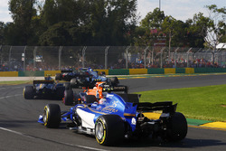 Antonio Giovinazzi, Sauber C36, Stoffel Vandoorne, McLaren MCL32, alors que Kevin Magnussen, Haas F1 Team VF-17 et Marcus Ericsson, Sauber C36 s'accroche dans les graviers