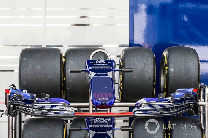 Scuderia Toro Rosso STR12 nariz y el ala delantera