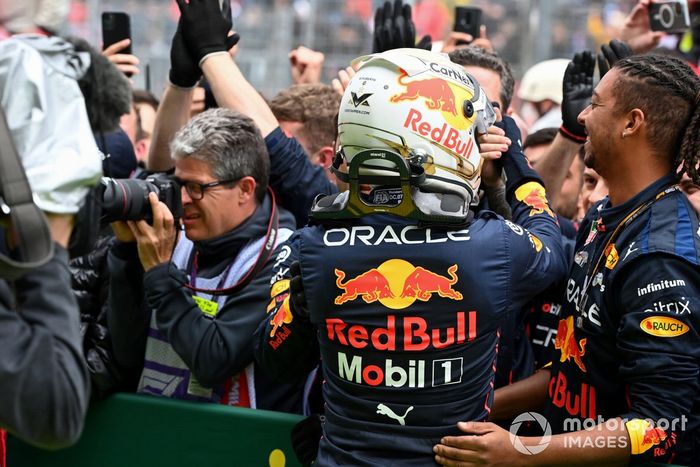 Max Verstappen, Red Bull Racing, 1ª posición, celebra con su equipo en el Parc Ferme