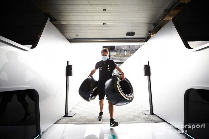 Mecánico de Mercedes con neumáticos Pirelli