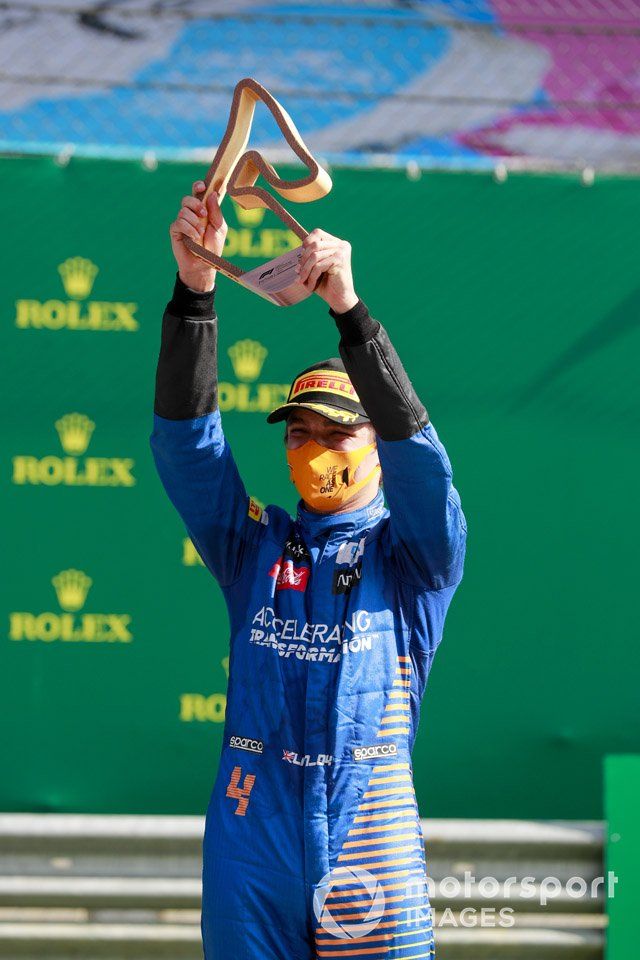 Podio: tercer lugar Lando Norris, McLaren celebra