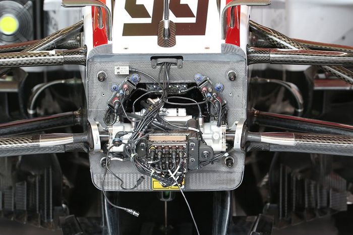 Outra equipe cliente da Ferrari, a Alfa Romeo tem design mais convencional