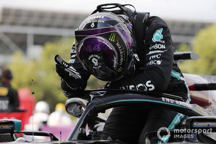 Ganador Lewis Hamilton, Mercedes-AMG Petronas F1, celebra en parc ferme