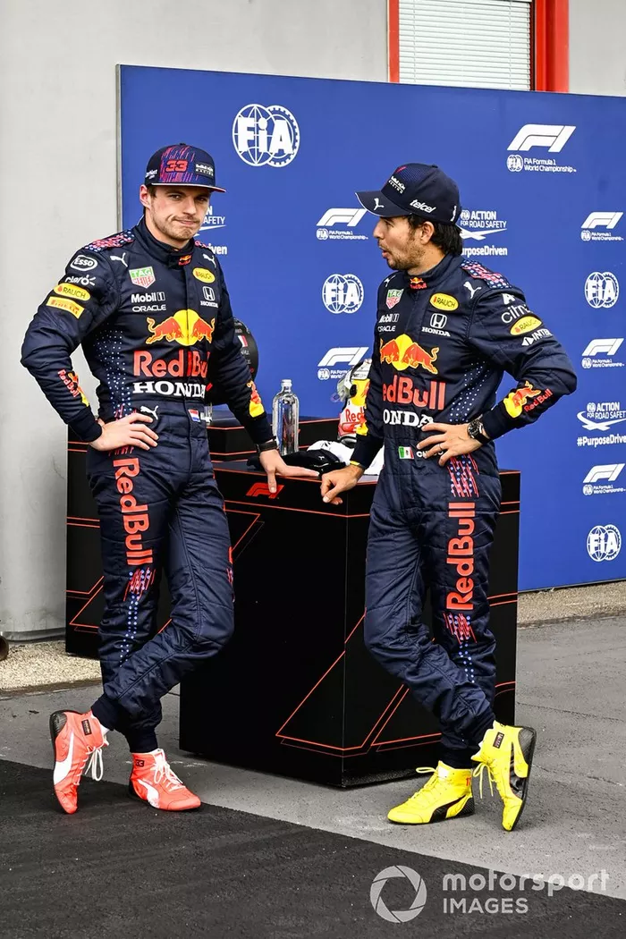 Max Verstappen, de Red Bull Racing, y Sergio Pérez, de Red Bull Racing, hablan en el Parc Ferme tras la clasificación