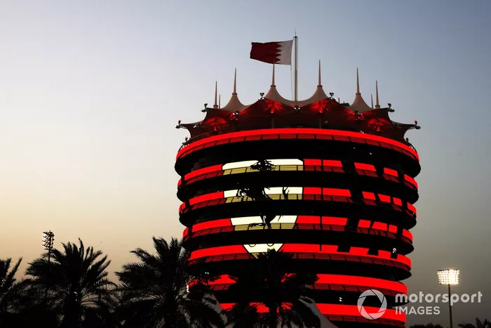 La marca Ferrari en un edificio del circuito