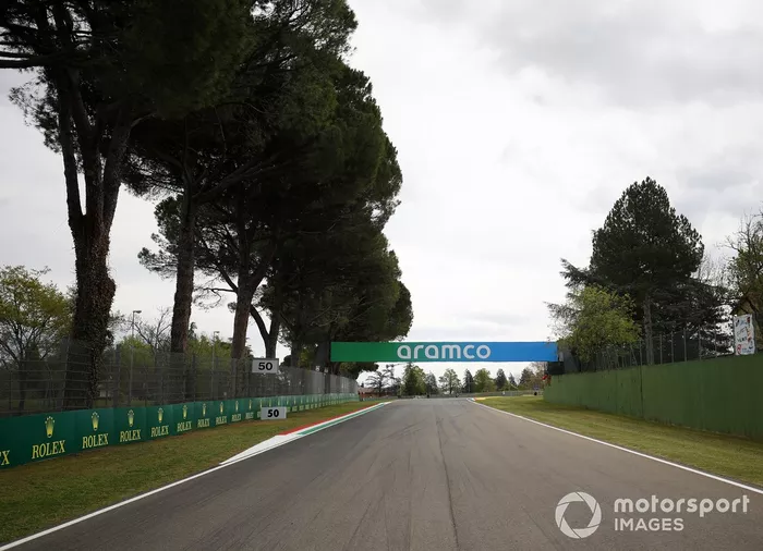 Carteles en el circuito de Imola