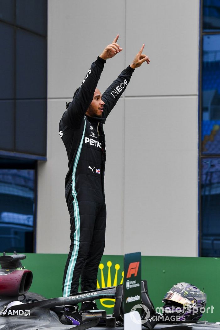 Lewis Hamilton, Mercedes-AMG F1, celebra en Parc Ferme después de asegurar su séptimo campeonato mundial
