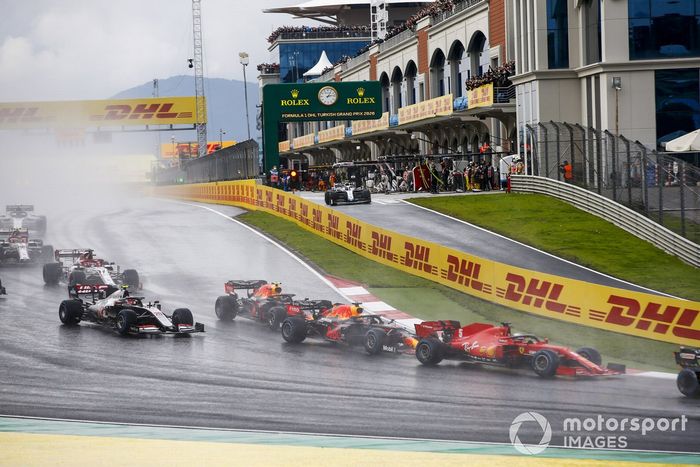 Sebastian Vettel, Ferrari SF1000, Alex Albon, Red Bull Racing RB16 y Kevin Magnussen, Haas VF-20 en la salida