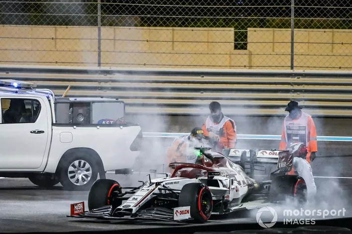 Kimi Raikkonen, Alfa Romeo Racing C39 detenido en la pista con el motor en llamas