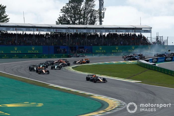 Max Verstappen, Red Bull Racing RB19, Lando Norris, McLaren MCL60, Lewis Hamilton, Mercedes F1 W14, Fernando Alonso, Aston Martin AMR23, Lance Stroll, Aston Martin AMR23, el resto de la parrilla en la salida mientras Kevin Magnussen, Haas VF-23, Alex Albo