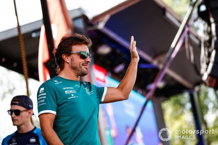 Fernando Alonso, Aston Martin F1 Team, habla a los aficionados desde un escenario