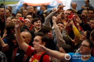 La mercancía de Ferrari se lanza a la multitud frente al escenario de Autosport