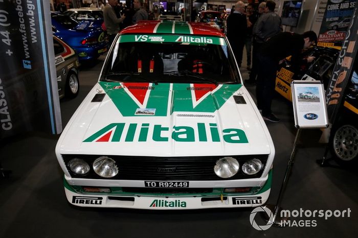 Los coches de rally se exhiben en el salón Autosport