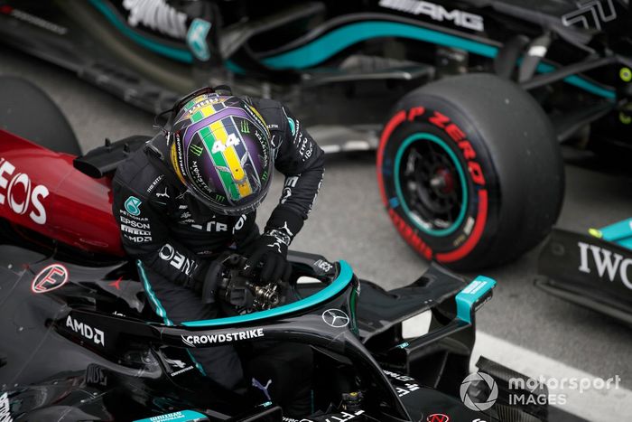 Ganador de la pole para la carrera Sprint, Lewis Hamilton, de Mercedes, llega al Parc Ferme