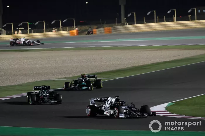 Yuki Tsunoda, AlphaTauri AT02, Lance Stroll, Aston Martin AMR21,y Valtteri Bottas, Mercedes W12