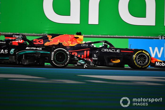 Max Verstappen, Red Bull Racing RB16B, y Lewis Hamilton, Mercedes W12, hacen contacto mientras luchan por la posición