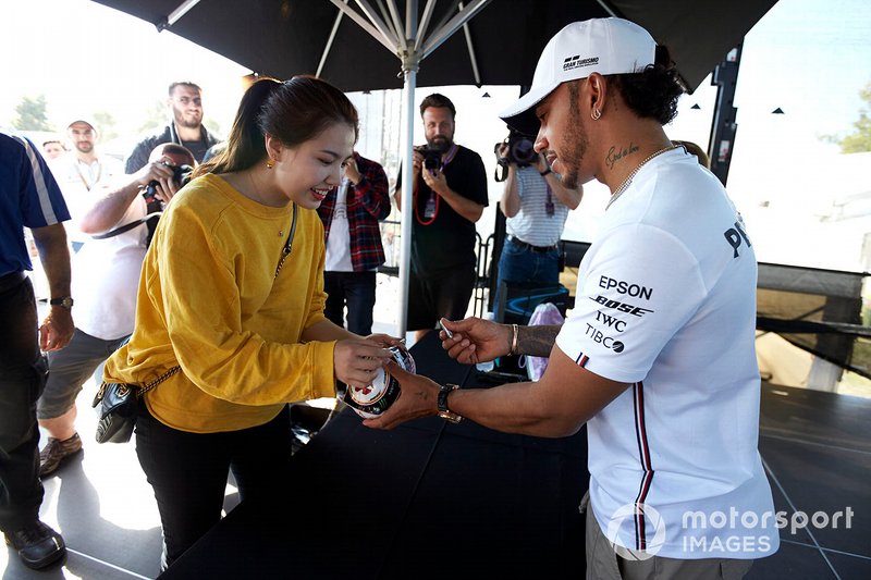 Lewis Hamilton, Mercedes AMG F1 signs autographs for fans