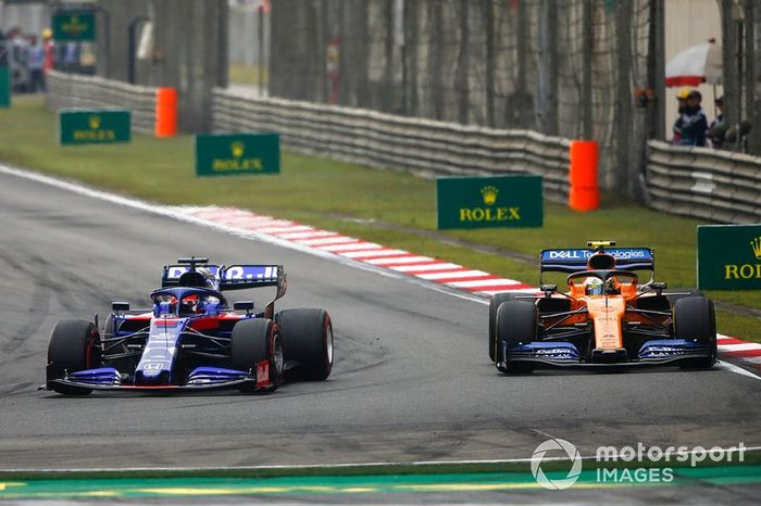 Daniil Kvyat, Toro Rosso STR14, precede Lando Norris, McLaren MCL34