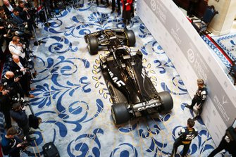 Romain Grosjean, Haas F1 Team en Kevin Magnussen, Haas F1 Team onthullen de Haas Livery op de Haas VF-18