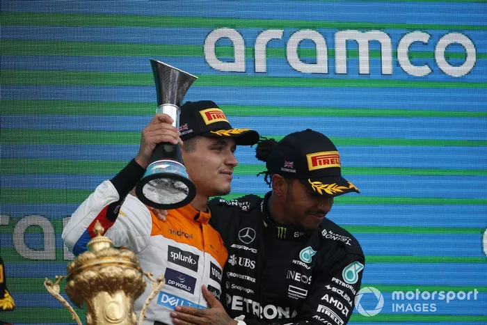 Lando Norris, McLaren, 2ª posición, Lewis Hamilton, Mercedes-AMG, 3ª posición, celebran en el podio