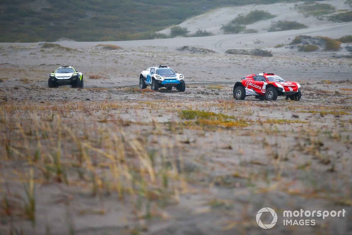 Laia Sanz/Carlos Sainz, Acciona | Sainz XE Team, leads Catie Munnings/Timmy Hansen, Andretti United Extreme E, and Mikaela Ahlin-Kottulinsky/Kevin Hansen, JBXE Extreme-E Team