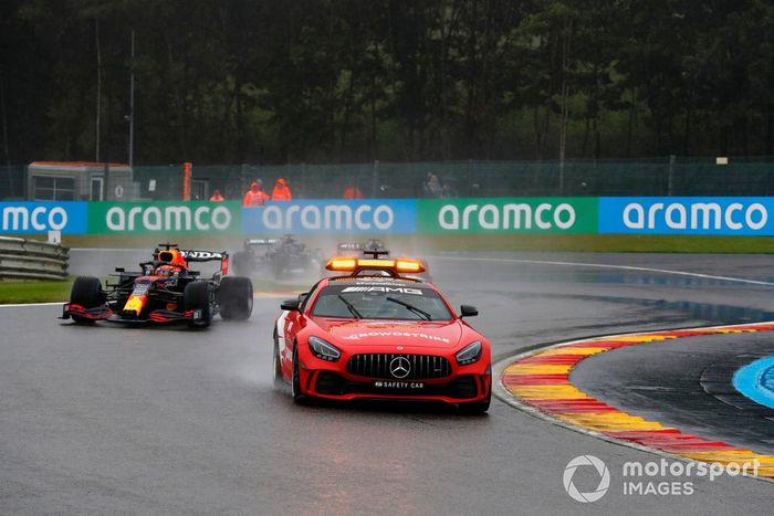 El Safety Car lidera a Max Verstappen, Red Bull Racing RB16B