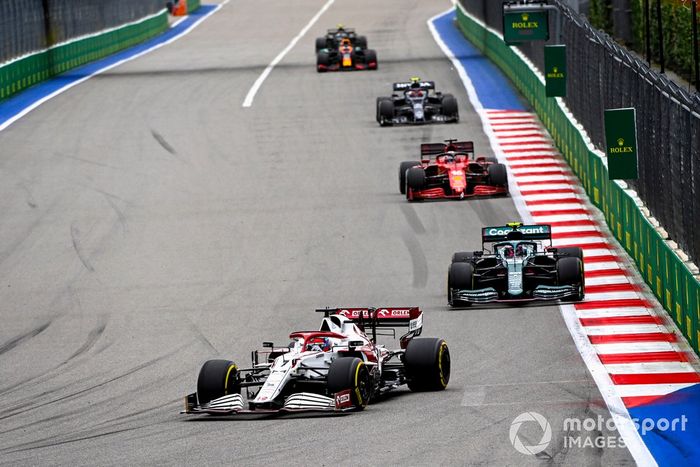 Kimi Raikkonen, Alfa Romeo Racing C41, Sebastian Vettel, Aston Martin AMR21, Charles Leclerc, Ferrari SF21