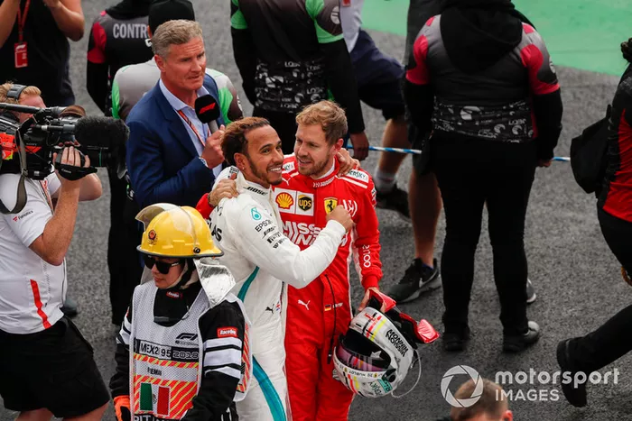 El rival del título Sebastian Vettel, Ferrari, ofrece sus felicitaciones al ganador del campeonato de pilotos Lewis Hamilton, Mercedes AMG F1