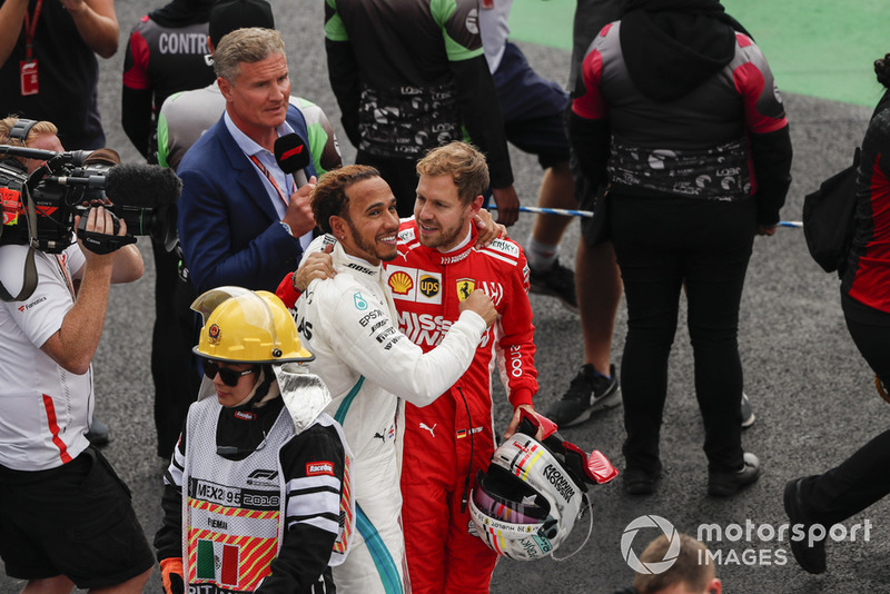 Sebastian Vettel, Ferrari, félicite son rival et vainqueur du championnat Lewis Hamilton, Mercedes AMG F1