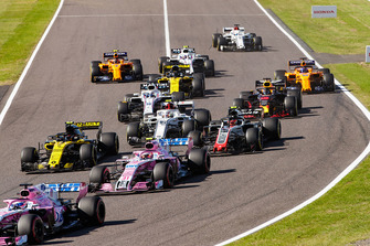Sergio Perez, Racing Point Force India VJM11, devant Esteban Ocon, Racing Point Force India VJM11, Carlos Sainz Jr., Renault Sport F1 Team R.S. 18, Kevin Magnussen, Haas F1 Team VF-18, Charles Leclerc, Sauber C37, et le reste du peloton au départ