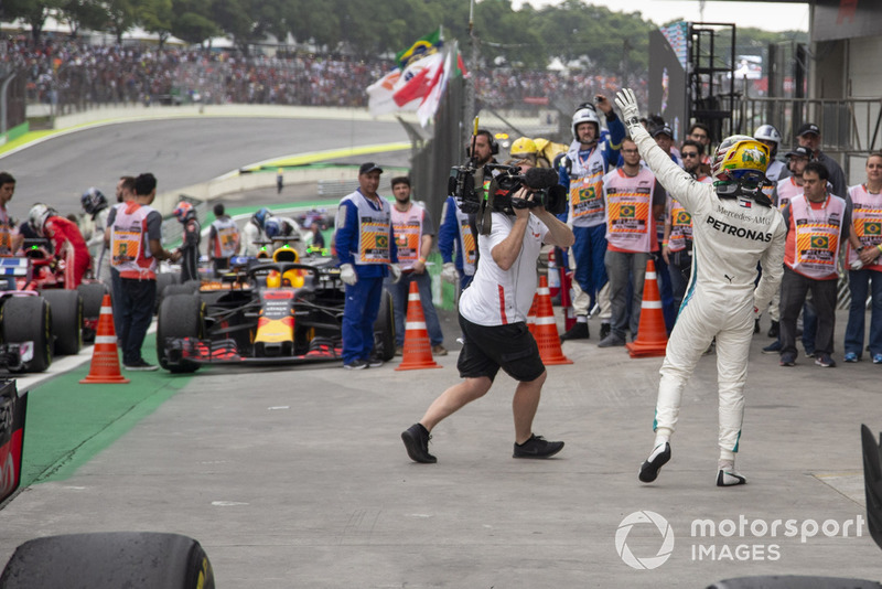 Ganador de la carrera Lewis Hamilton, Mercedes AMG F1 celebra en Parc Ferme