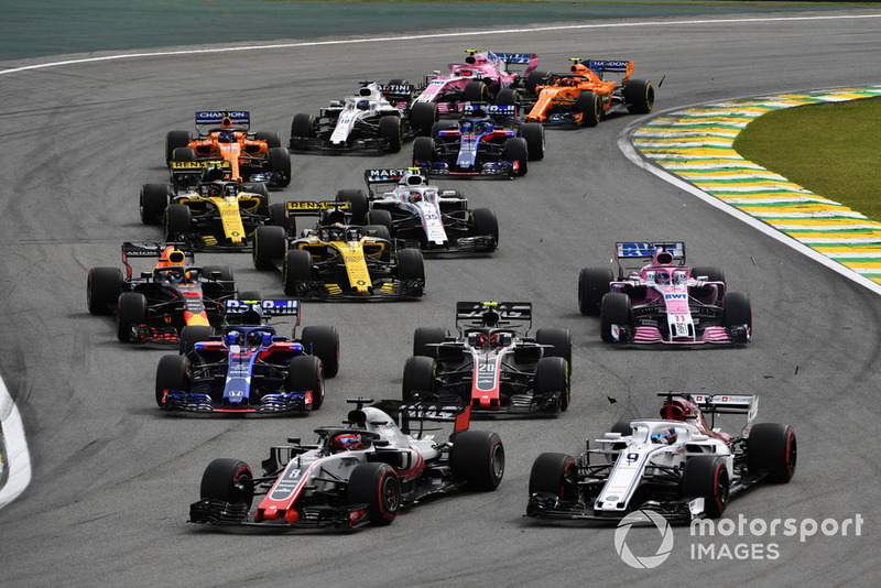 Contact entre Marcus Ericsson, Sauber C37 et Romain Grosjean, Haas F1 Team VF-18 au départ