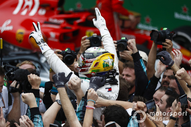Lewis Hamilton, Mercedes AMG F1, festeggia la vittoria nel parco chiuso