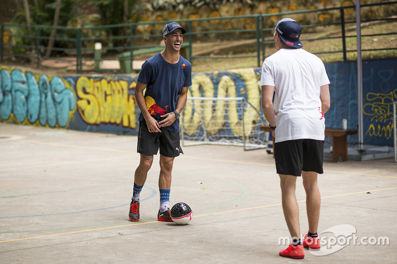 Max Verstappen y Daniel Ricciardo, Red Bull Racing juegan Futsal en Brasil
