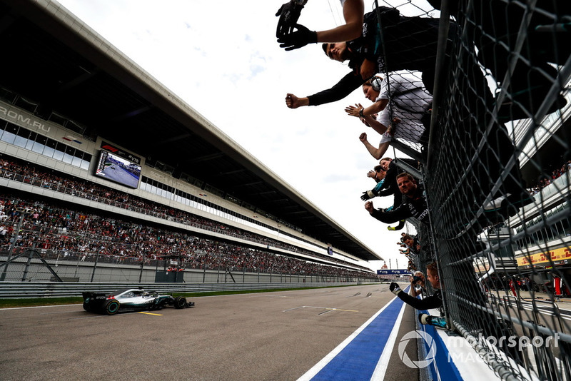 Hamilton 70, Mercedes 84