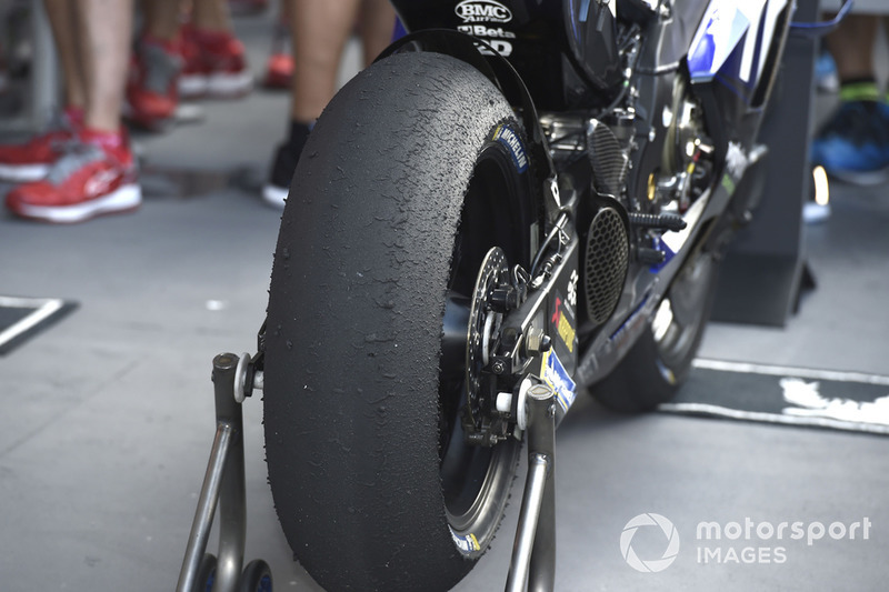Шини після кваліфікації у Таїланді на мотоциклі Валентино Россі, Yamaha Factory Racing