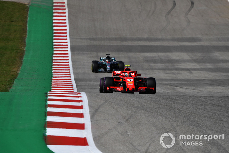 Kimi Raikkonen, Ferrari SF71H y Lewis Hamilton, Mercedes AMG F1 W09 EQ Power+