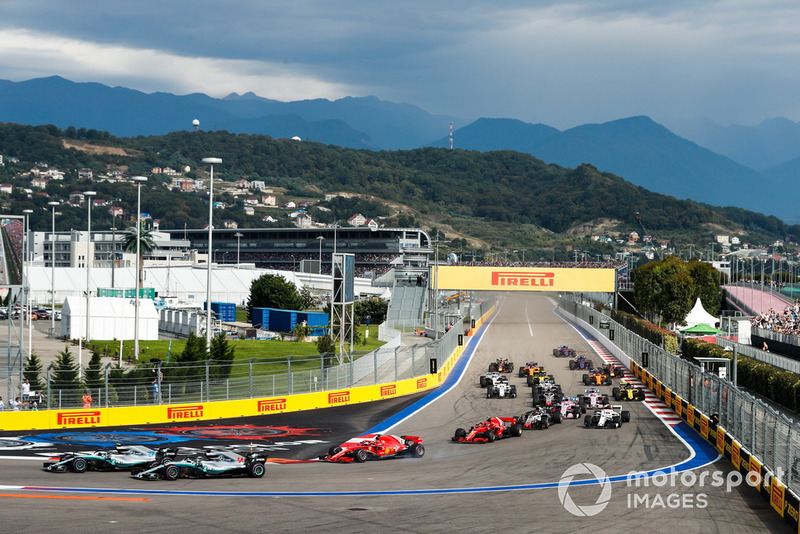 Valtteri Bottas, Mercedes AMG F1 W09, devant Lewis Hamilton, Mercedes AMG F1 W09, Sebastian Vettel, Ferrari SF71H, Kimi Raikkonen, Ferrari SF71H, Kevin Magnussen, Haas F1 Team VF-18, Charles Leclerc, Sauber C37, au départ